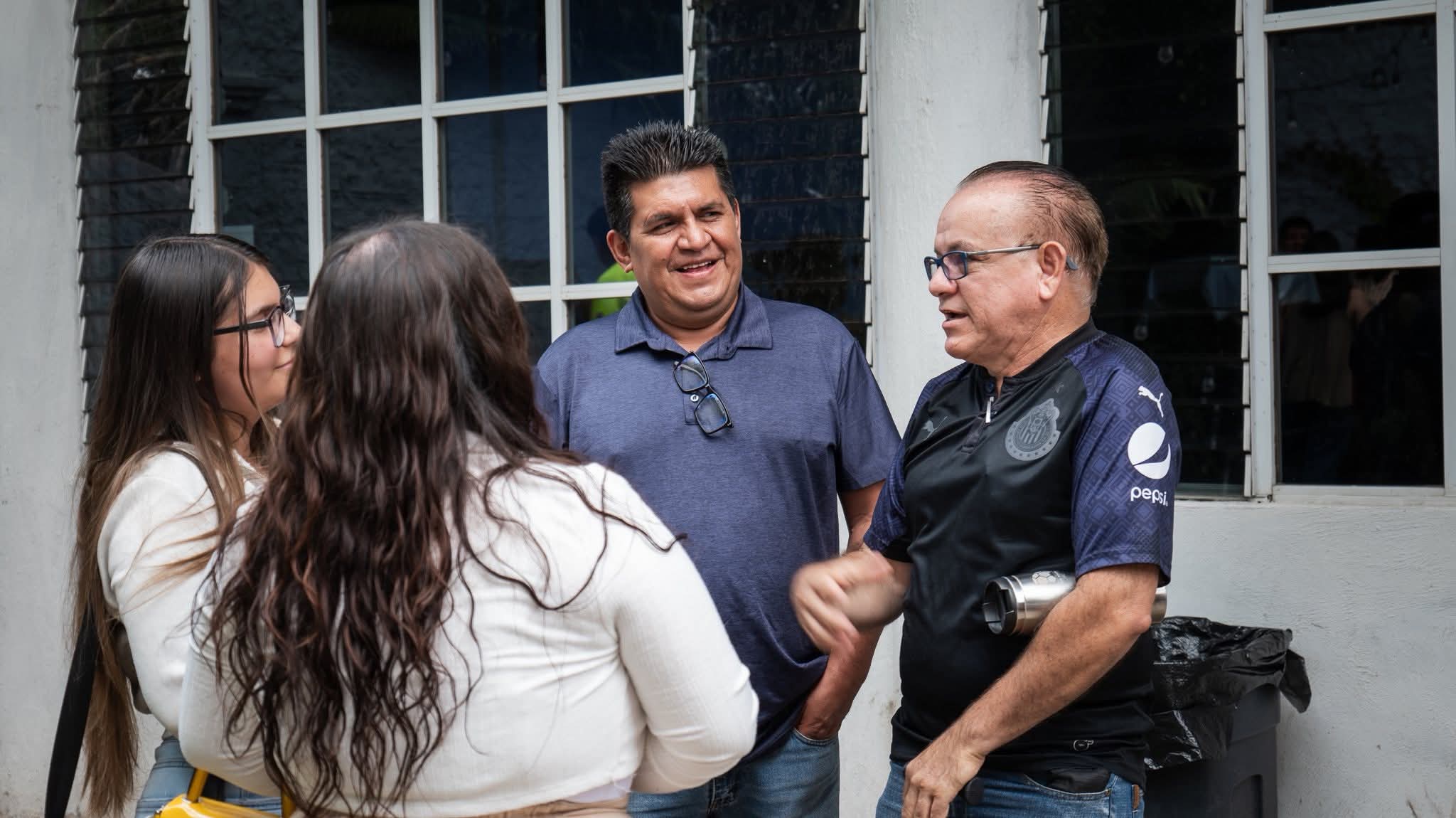 Vista del escenario con músicos y público